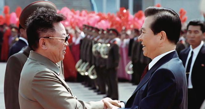 Wódz Północy Kim Dzong Il oraz prezydent Południa Kim Dae-jung na lotnisku w Pjongjangu, 13 czerwca 2000 r.