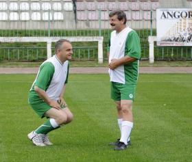 Liderzy PSL Waldemar Pawlak i Jarosław Kalinowski podczas charytatywanego meczu zorganizowanego w 2010 roku na rzecz powodzian z Bogatyni.