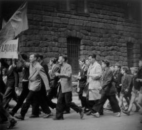 Poznań, 28 czerwca 1956. Protestujący robotnicy. Fotografie wykonane przez funkcjonariuszy UB w celu identyfikacji manifestantów.