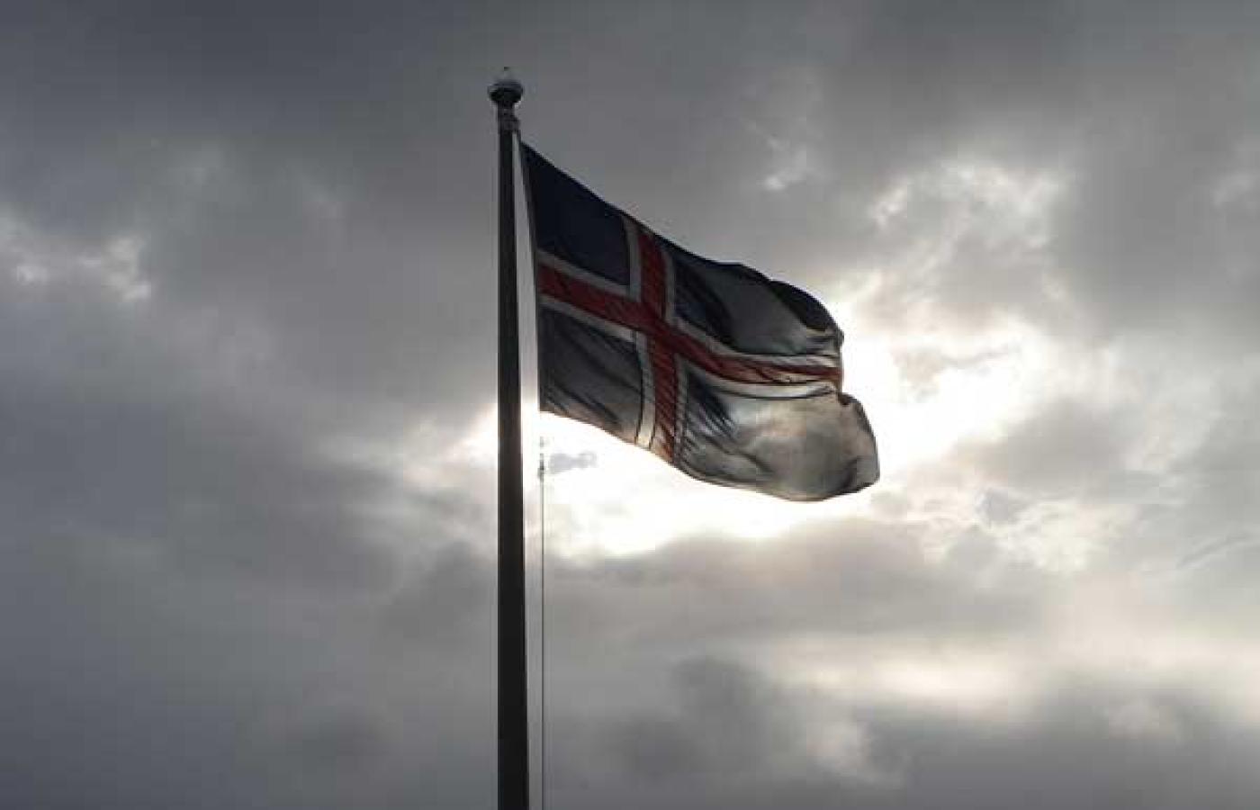 Ciemne chmury zbierają się nad Islandią