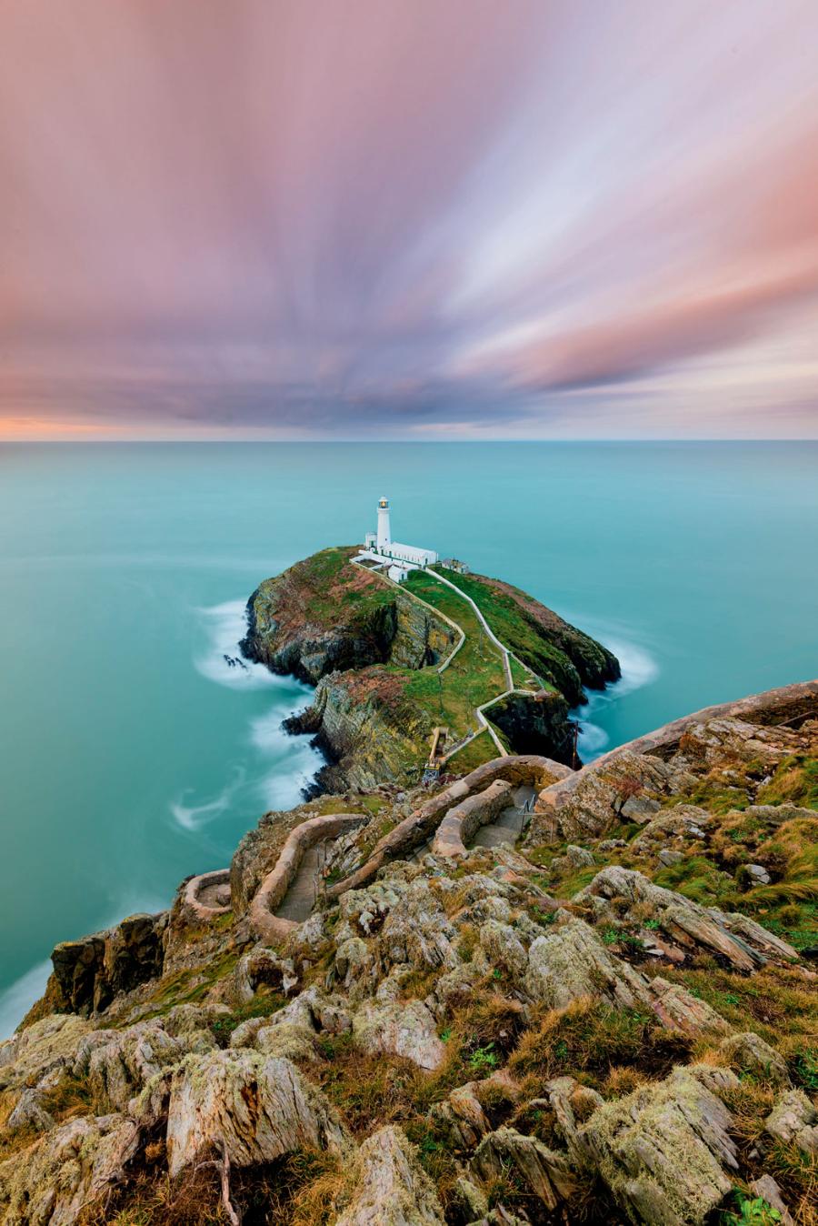 Kamienne schody do latarni morskiej South Stack na walijskiej wyspie Anglesey. Są częścią liczącego 1400 km szlaku poprowadzonego wzdłuż wybrzeża całej Walii, malowniczego Wales Coastal Path.