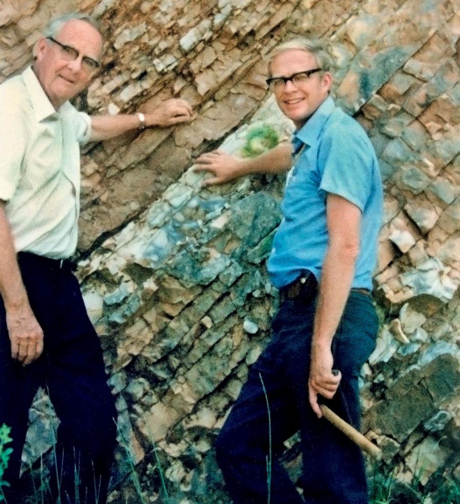 Luis Walter Alvarez (z lewej) i jego syn Walter Alvarez pozują przy profilu skalnym z warstewką irydu w Gubbio we Włoszech; tu narodziła się hipoteza o wymarciu dinozaurów w wyniku uderzenia meteorytu.