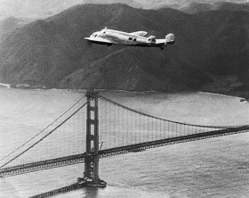 Lockheed Electra Amelii Earhart w locie nad Kalifornią.