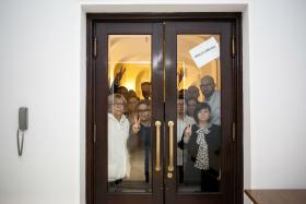 Za drzwiami do kuluarów wiodących na salę sejmową stoją protestujące posłanki opozycji z Nowoczesnej: Katarzyna Labnauer, Joanna Augustynowska, z PO: Małgorzata Chmiel.