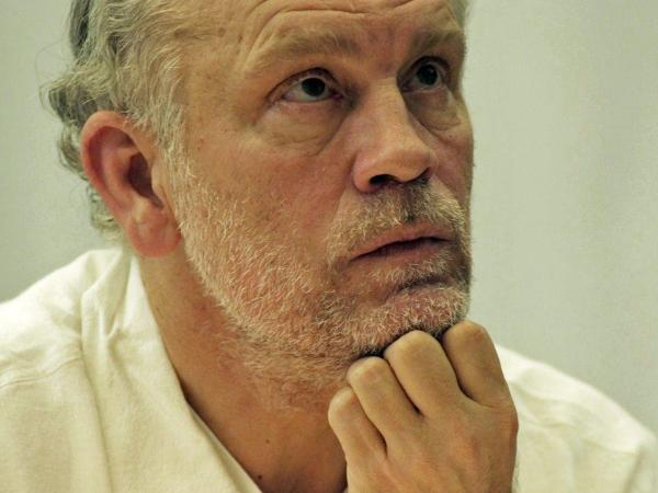 John Malkovich urodził się w 1953 roku. Był wielokrotnie nagradzany i doceniany w świecie filmu i teatru.