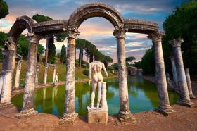 Kanopos – długi basen przy willi cesarza Hadriana w Tivoli.