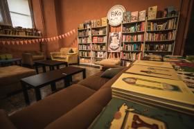 FiKa, Szczecin, Wały Chrobrego 31. Dlaczego warto prowadzić księgarnię kameralną?Księgarnie niezależne to bardzo często instytucje kultury, miejsca i przestrzenie tworzone przez ludzi z pasją, ludzi, którzy chcą więcej. Właściciele i pracownicy to świadomi odbiorcy kultury i czytelnicy. W dobie molochów, sieciowych księgarń, dyskontów i wielkiego sukcesu handlu internetowego to ryzykowny biznes. Decyzja o niezależności, indywidualności to duża praca i wysiłek, który wraca w postaci lojalnych i stałych „klientów – czytelników”. Indywidualne podejście do „towaru”, czyli książki, selekcjonowanie i dobór tytułów sprawiają, że księgarnia jest atrakcyjna, wzbudza ciekawość i tak naprawdę często pełni rolę edukacyjną, pomagając odnaleźć się we współczesnym rynku księgarskim. Jako społeczeństwo jesteśmy już nasyceni komercjalizmem i konsumpcją. Jako lokalna księgarka widzę potrzebę i niejednokrotnie wdzięczność za doradztwo w wyborze odpowiedniego tytułu, bo przecież książka ma być idealna, ma zachęcić, bawić. Okazuje się również, że książki to nie towar pierwszej potrzeby i zakupu, że prawie w każdym handlowym punkcie można je kupić. Tym większa odpowiedzialność, większe wyzwanie i większy nakład pracy, by klient przyszedł do nas, bo tu, w naszej księgarni, która nie toczy wojen rabatowych, warto kupić, ponieważ wartością dodaną jest nasza wiedza i miejsce. W dzisiejszej gonitwie potrzebujemy spotkań z drugim człowiekiem, rozmów, coraz chętniej odwiedzamy i doceniamy lokalne biznesy i działania. Często działamy z dziećmi, organizujemy warsztaty, spotkania z autorami, namiętnie, cyklicznie czytamy głośno książki, nie tylko we własnej siedzibie, zapraszają nas do działań miejskich, przedszkoli.2. Skąd pomysł na taką, a nie inną nazwę księgarni?Przypadkowy artykuł w miesięczniku o szwedzkiej fice pozwolił połączyć kawę i pasję, czyli książkę ze spotykaniem się ludzi. FIKA to zwyczaj zapożyczony ze Szwecji, który oznacza przerwę na kawę, dobry przysmak, spotkanie z przyjaciółmi, znajomymi. My dołączamy sprzedaż dobrych książek. Na szczecińska fikę zapraszamy do kluboksięgarni FiKa w Muzeum Narodowym w Szczecinie przy Wałach Chrobrego. Przestrzeń jest tworzona przez aktywną i twórczą księgarkę, animatorkę, promotorkę literatury dla dzieci i młodzieży. Liderka czytania Fundacji ABC XXI „Cała Polska Czyta dzieciom“, członkini stowarzyszenia Polskiej Sekcji IBBY – Małgorzata Narożna, która dba o dobrą literaturę na regałach. Wśród nich zarówno perełki, jak i bestsellery wydawnicze małych i dużych wydawnictw. — Małgorzata Narożna.