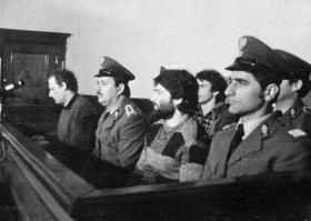 Na ławie oskarżonych: pierwszy z lewej Adam Michnik, trzeci Władysław Frasyniuk. Z tyłu Bogdan Lis.