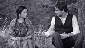 Papusza, w którą z wielkim wyczuciem wcieliła się Jowita Budnik (na zdjęciu z Antonim Pawlickim), to połączenie delikatności z niezłomnością charakteru.