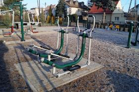 Siłownia jest zlokalizowana wokół budynków mieszkalnych. Zadbano więc również o zieleń wokół tego terenu.