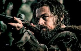9. „Zjawa”, reż. Alejandro González Ińárritu. Hollywoodzkie widowisko o zemście ze świetną rolą Leonarda DiCaprio i magicznymi zdjęciami Emmanuela Lubezkiego.Recenzję przeczytacie tutaj.
