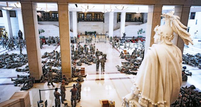 Żołnierze z karabinami, rozlokowani w korytarzach Kapitolu i polegujący na marmurowej posadzce pod popiersiami Ojców Narodu, bardziej przypominają relację z puczu w bananowej republice niż z posiedzenia Kongresu w Waszyngtonie.