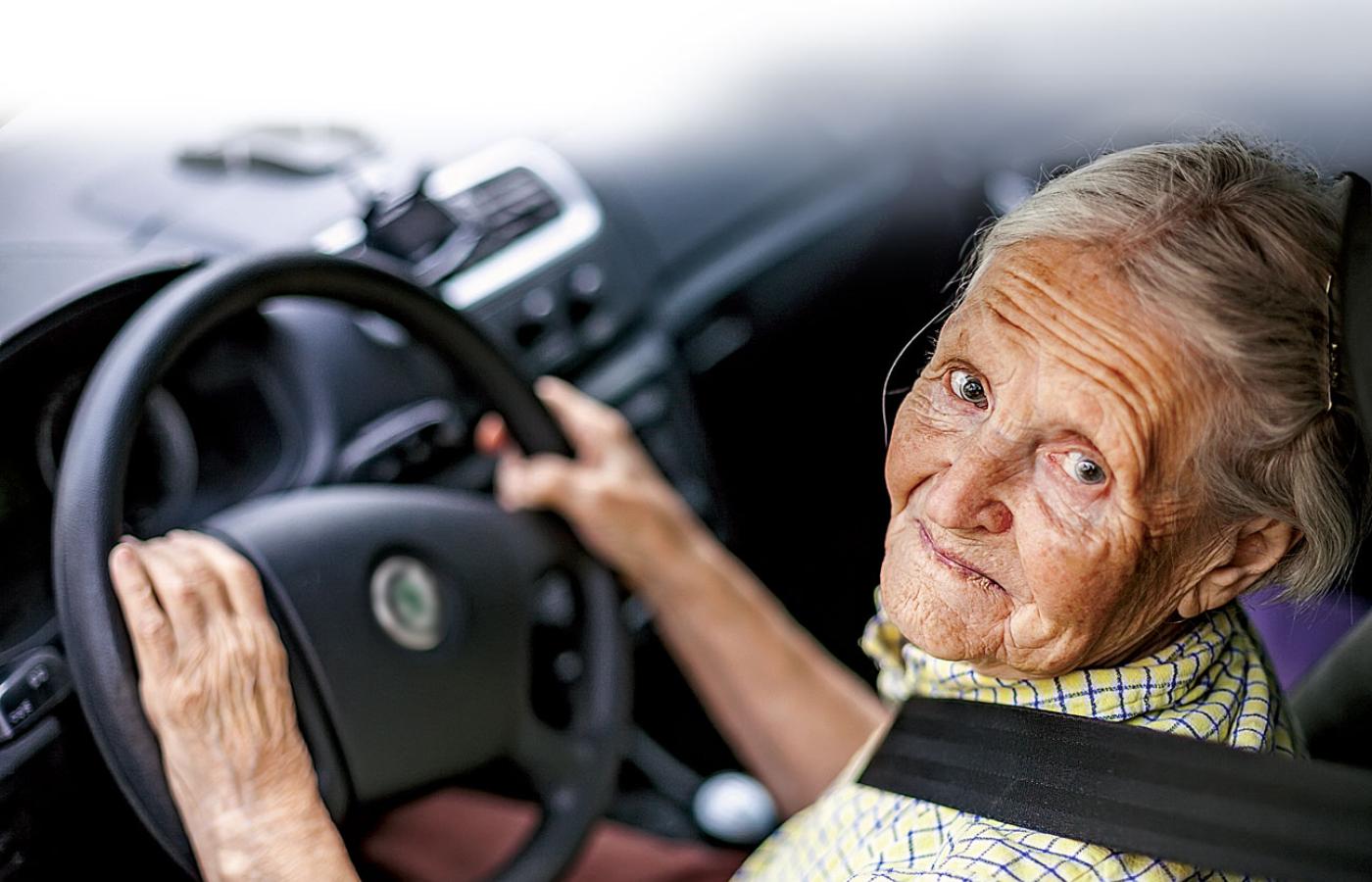 Połowa osób we wczesnym stadium choroby Alzheimera nie jest w stanie zdać standaryzowanego testu w ruchu drogowym.