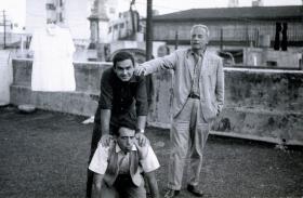 Witold Gombrowicz (w jasnym garniturze) z przyjaciółmi: Antoniem Dal Masettą i Miguelem Grinbergiem, Buenos Aires, 1963 r.