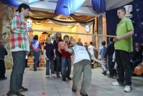 Na Andrzejki wolontariusze przygotowali dla dzieci skromne przyjęcie i trochę zabawy.