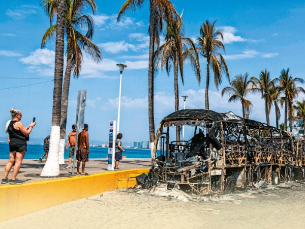 Po śmierci El Mencho w stanie Jalisco i wielu innych wybuchły wielodniowe walki (spalony autobus w mieście Puerto Vallarta).