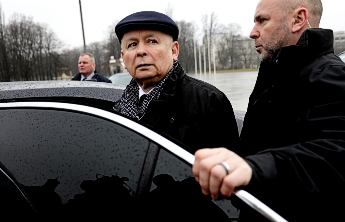 Czy Kaczyński przestrzega obostrzeń? Patrol pod domem ...