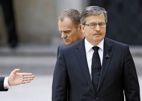 Kraków. Donald Tusk i Bronisław Komorowski podczas pogrzebu pary prezydenckiej