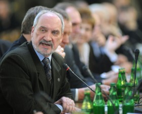 Antoni Macierewicz w obecności ministrów i posłów atakuje rząd słowami o 'zaprzaństwie' i 'fałszu'