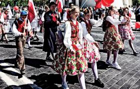 Polski pochód z okazji Dnia Polonii i Polaków za Granicą w Wilnie.