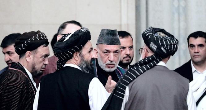 Były prezydent Afganistanu Hamid Karzai (w środku) podczas negocjacji z talibami w Dausze w 2019 r. Teraz rozmawia z nimi znowu.