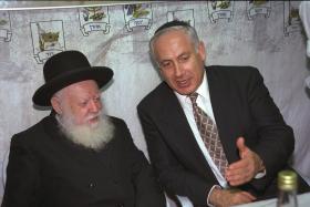 Beniamin Netanjahu (z prawej) w rozmowie z rabinem Elyahu Shapirą.