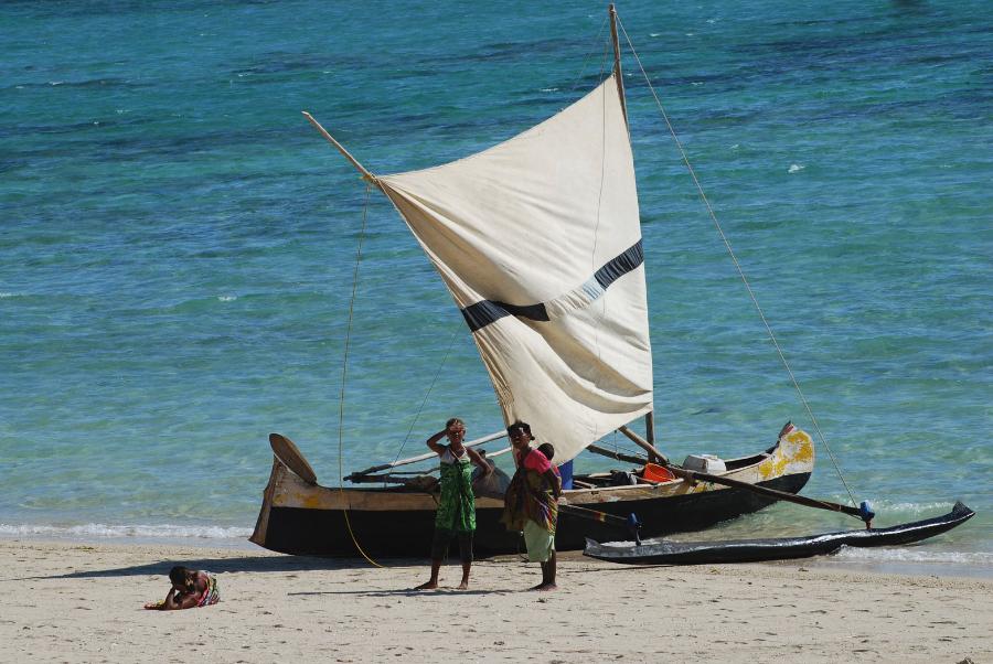 Tradycyjna łódź rybaków z Madagaskaru z dwoma pływakami po bokach, niewiele różniąca się od łodzi innych ludów austronezyjskich.