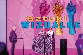 Jana Shostak w swoim słynnym już performansie „Minuta krzyku dla Białorusi”. Obok drugi laureat kategorii Sztuki wizualne Mikołaj Sobczak.