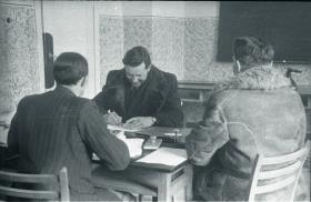 Po ogłoszeniu amnestii; żołnierze podziemia, którzy zdecydowali się ujawnić, przed jedną z komisji amnestyjnych. Marzec 1947 r.