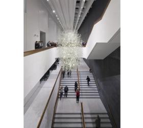 Mamy tu foyer otaczające dookoła, na trzech poziomach, główną salę koncertową.