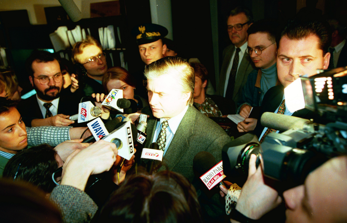 Premier Włodzimierz Cimoszewicz po debacie nad ustawą lustracyjną w marcu 1997 r.