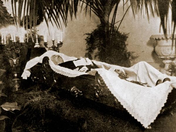 Trumna ze zwłokami prezydenta Gabriela Narutowicza wystawiona w Belwederze, 19 grudnia 1922 r.