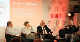 Prelegenci debaty „Co nas obchodzi świat?”. Od lewej: Paweł Moskalewicz, Paulina Wilk, Marek Ostrowski, Adam Szostkiewicz.