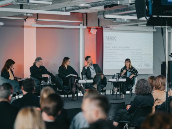 Paneliści II Forum NOK, od lewej: Dominika Kawalerowicz (Wrocławski Instytut Kultury), Przemysław Smyczek (Urząd Miejski w Bielsku-Białej, Polska Stolica Kultury 2026), dr Marta Ryczkowska (Instytucja Europejska Stolica Kultury Lublin 2029), Robert Piaskowski (Narodowe Centrum Kultury), Justyna Makowska (Urząd Miasta Poznania, Koalicja Miast)