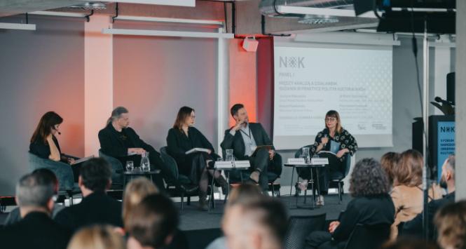 Paneliści II Forum NOK, od lewej: Dominika Kawalerowicz (Wrocławski Instytut Kultury), Przemysław Smyczek (Urząd Miejski w Bielsku-Białej, Polska Stolica Kultury 2026), dr Marta Ryczkowska (Instytucja Europejska Stolica Kultury Lublin 2029), Robert Piaskowski (Narodowe Centrum Kultury), Justyna Makowska (Urząd Miasta Poznania, Koalicja Miast)