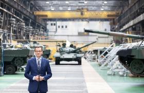 Premier Mateusz Morawiecki podczas uroczystości podpisania umowy na remont i modyfikację czołgów T-72 w Gliwicach w fabryce Bumar Łabędy.