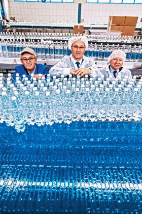 Prezes zarządu Muszynianki Leszek Cidyło (w środku) wraz ze współpracownikami liczą straty po starciu ze Słowakami.