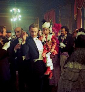 Karol Borowiecki z synem; kadr z filmu „Ziemia obiecana”