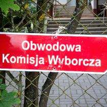 Drogowskaz do obwodowej komisji wyborczej w drugiej turze wyborów prezydenckich w 2020 r.