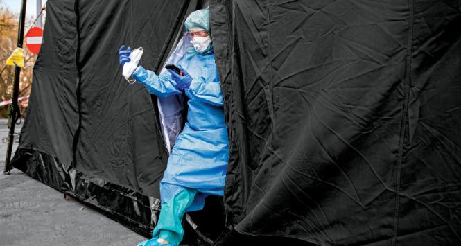 Specjalny namiot przesiewowy, w którym przyjmują pacjentów lekarze z SOR szpitala klinicznego nr 4 w Lublinie.