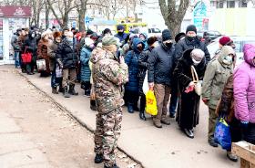 Wielu mieszkańców stoi od rana w długich kolejkach do pomocy humanitarnej. Mikołajów, styczeń 2023 r.