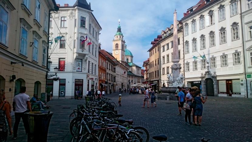 Lublana – Plac Miejski z Fontanną Trzech Rzek. W tle cerkiew św. Mikołaja.