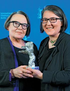 Agnieszka Holland i Kasia Adamik ze Srebrnym Niedźwiedziem za „Pokot”.