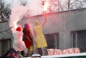 Większość kobiet ma wykształcenie artystyczne lub uniwersyteckie. Swymi działaniami naruszającymi publiczną przestrzeń nawiązują do rosyjskich tradycji protestu przez sztukę.