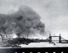 Pożar w londyńskich dokach po bombardowaniu, 7 września 1940 r.