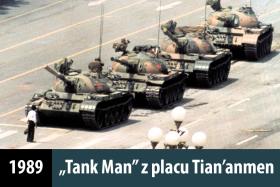 10. „Tank Man” z placu Tian’anmen. Anonimowy bohater jednego z najsłynniejszych zdjęć w historii nigdy nie doczekał się należnej chwały. Nie wiadomo nawet, co się z nim stało i czy pozostał przy życiu. Jest za to pewne, że jego akt urósł do rangi jednego z największych symboli obywatelskiej postawy i heroicznej walki o wolność. Wiosną 1989 roku w Pekinie wybuchły protesty, w trakcie których studenci zgromadzeni na placu Tian’anmen żądali od komunistów reform politycznych i demokratyzacji Chin. Władze nie zgodziły się jednak na ustępstwa, powołując się m.in. na przykład Polski („ustępstwa prowadzą do dalszych ustępstw”), usiłując zamiast tego stłumić bunt siłą. Wojsko nie oszczędzało ani czołgów, ani ostrej amunicji, na skutek czego pomiędzy 15 kwietnia a 4 czerwca 1989 roku życie straciło około 2600 osób (według Chińskiego Czerwonego Krzyża). Mimo tylu ofiar 5 czerwca samotny buntownik odważył się zagrodzić drogę kolumnie czołgów powracających z akcji. Całe wydarzenie zostało uchwycone w obiektywach czterech zagranicznych dziennikarzy, a najsłynniejsze zdjęcie, autorstwa Jeffa Widenera, obiegło cały świat i na zawsze wpisało się w powszechną świadomość jako symbol niezłomnej walki o wolność.