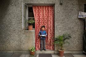 Krish, 5 lat, jedynak. Zdalnie sterowany SAMOCHÓD WYŚCIGOWY to prezent od mamy. Po przedszkolu ma dodatkowe zajęcia. Po poobiedniej drzemce bawi się i o 19.30 idzie spać. Chce być policjantem. New Delhi