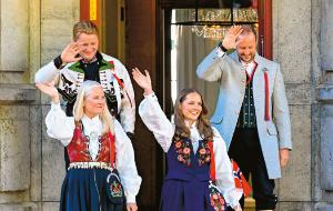 Dla Norwegów monarchia to symbol ich wciąż dość młodego państwa. U góry od prawej stoją
książę Haakon i jego syn Sverre Magnus, poniżej córka Ingrid Alexandra i żona Mette-Marit.