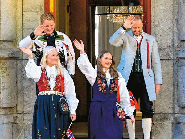 Dla Norwegów monarchia to symbol ich wciąż dość młodego państwa. U góry od prawej stoją
książę Haakon i jego syn Sverre Magnus, poniżej córka Ingrid Alexandra i żona Mette-Marit.