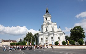 Kodeń - kolejka pielgrzymów przed wejściem do bazyliki św. Anny